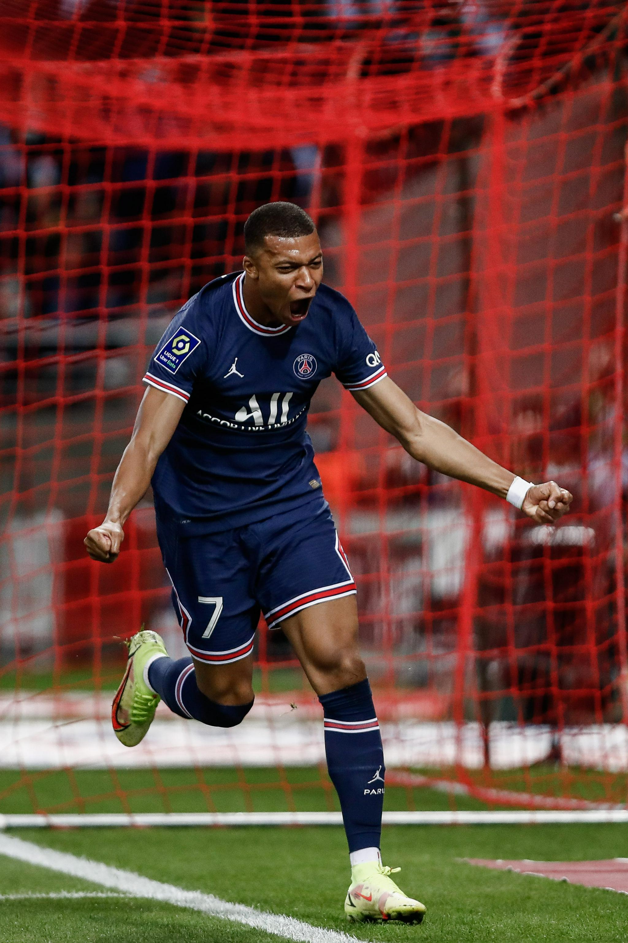 维多利亚面对马德里在圣马梅斯：阿诺德和卡马万加受伤