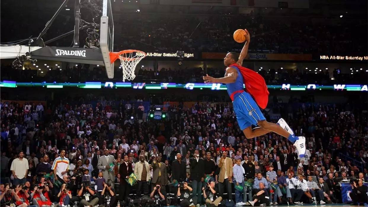 詹姆斯透露出生详细时间东契奇调侃：我41岁可能要一瘸一拐走路