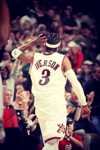 拜仁26／27赛季主场球衣谍照：红色基调搭配领口袖口金色线条