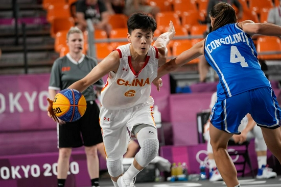 尼克斯击败雄鹿成功晋级，近7场两队对决尼克斯6胜1负