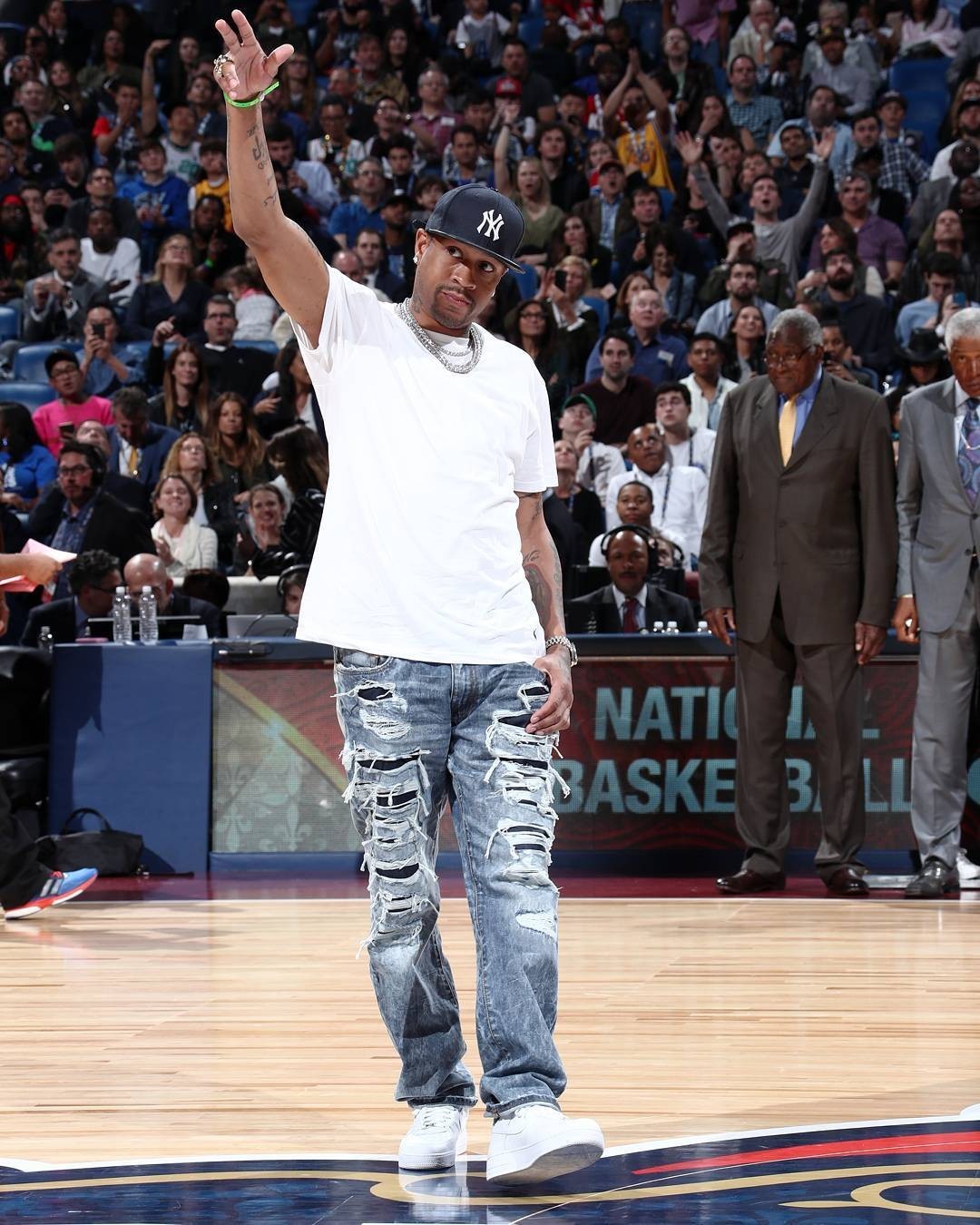 湖人浓眉哥篮下统治助力球队获胜